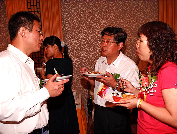 黑眼睛廣告公司文總和黃秘書(shū)長(zhǎng)、宣傳部劉部長(zhǎng)親切交談